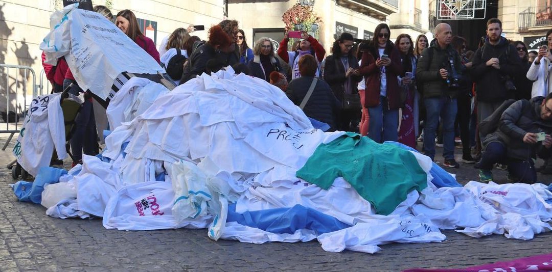 2500 infermeres llencen les seves bates a la porta de la Generalitat per simbolitzar el menyspreu que senten per part dels seus representants polítics